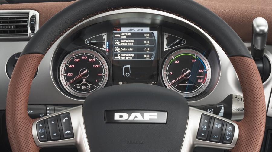 Панель приборов DAF CF 410 4x2 FT Space Cab 2017 года  (фото 4 из 6)